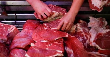Meat-loving Argentines eat less beef as inflation bites